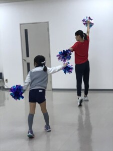 チアダンスを教える福田先生