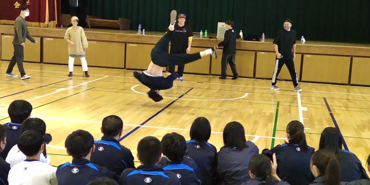 小学校の体育館でブレイクダンスを子どもたちに疲労するrakachi